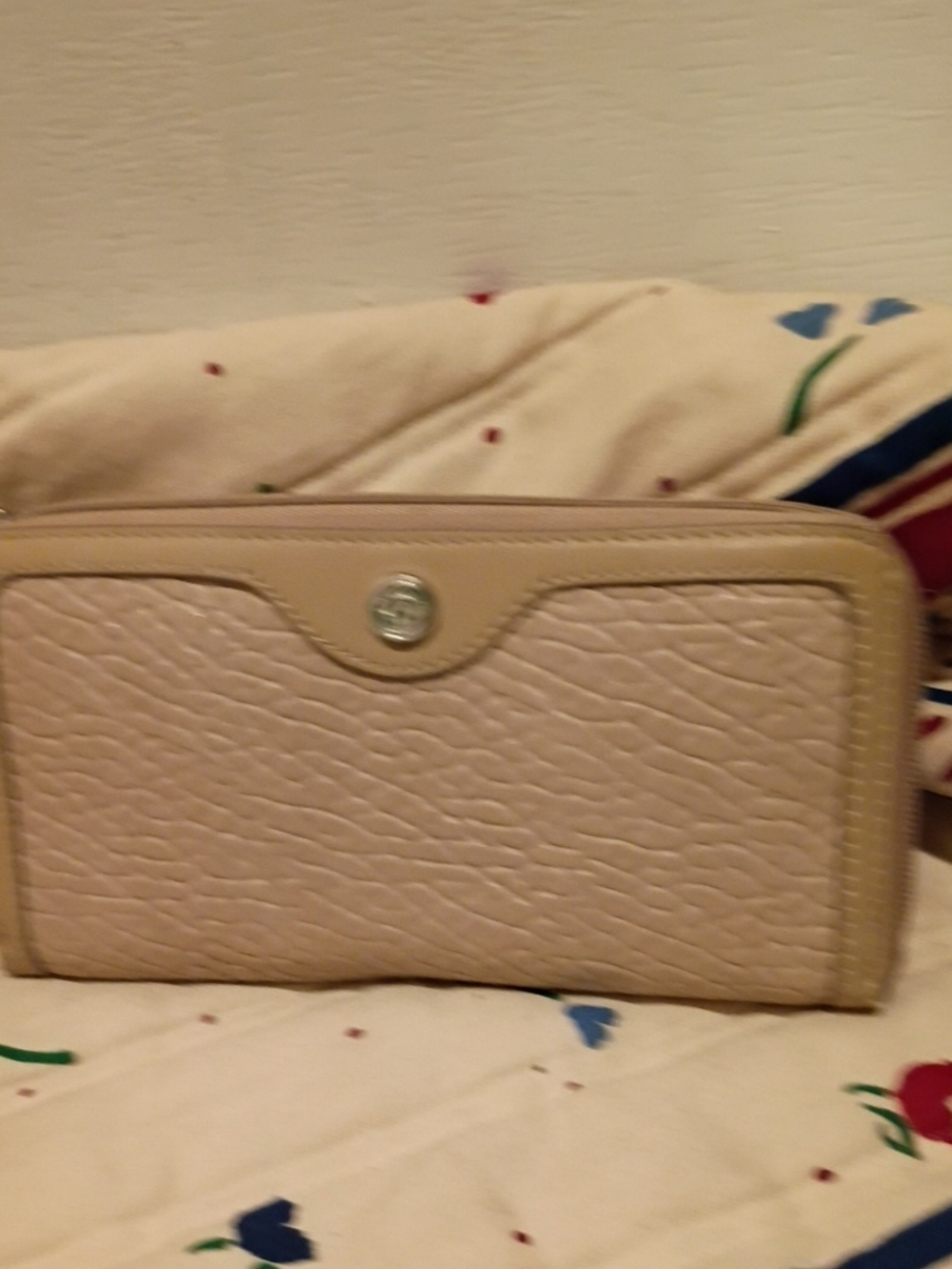 Chic Neutral Beige Women's Wallet with Textured Front